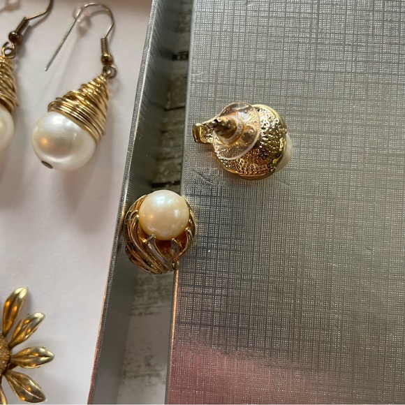Elegant Gold and Pearl Jewelry Set - Picture 4 of 7
